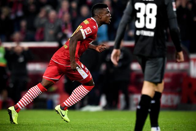 巴萨17岁小将面部受伤缝10针 赛后社交媒体晒图